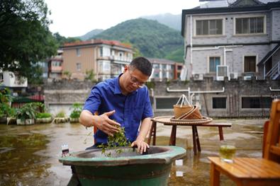 藏龙卧虎！揭秘豪华车司务员：手工炒茶远洋航海还有木雕艺术家
