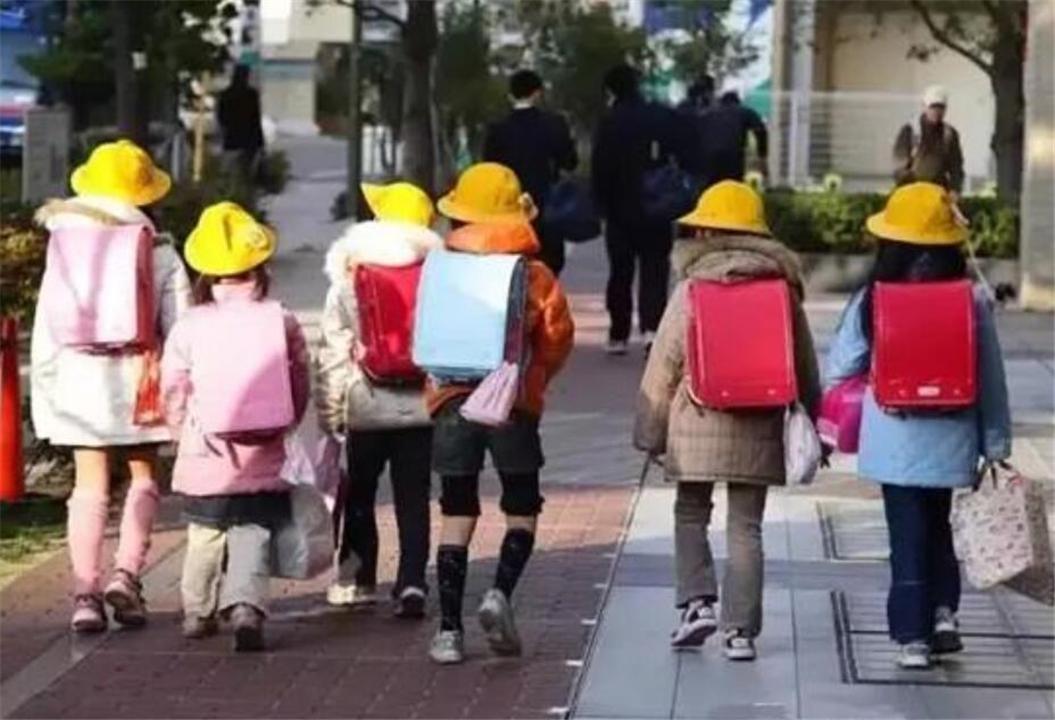 日本小学生的书包放什么？比中国孩子的书少，但这些东西很重要