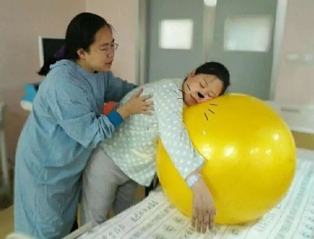 妻子宫口开得慢，这位老公的做法引人称赞，网友大呼“我酸了”