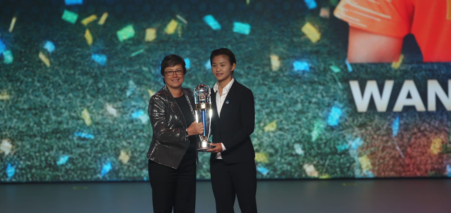 亚洲足球小姐王霜,王霜亚洲足球小姐颁奖视频