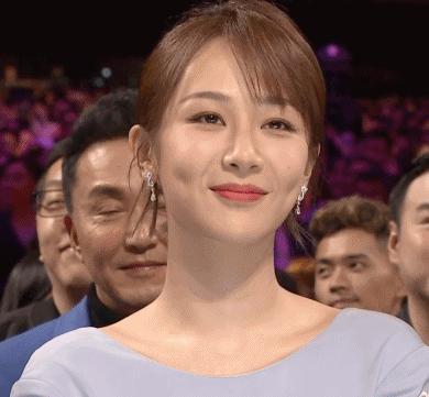 一家七口挤两个卧室,一家7口挤在一个大房子里