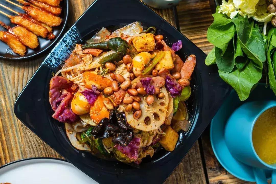 阿姨在路边卖麻辣拌,辽宁大姐秘制麻辣拌