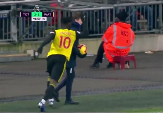 孙兴慜加盟热刺首次亮相颠球,韩国队孙兴慜与小球童握手