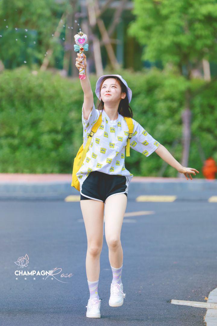 杨超越闻袜子被质疑发文回怼,杨超越穿粉色条纹袜子