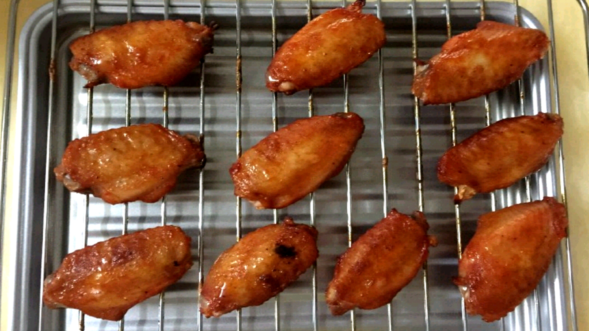 给孩子做鸡翅的视频,大人小孩都爱吃的鸡翅做法