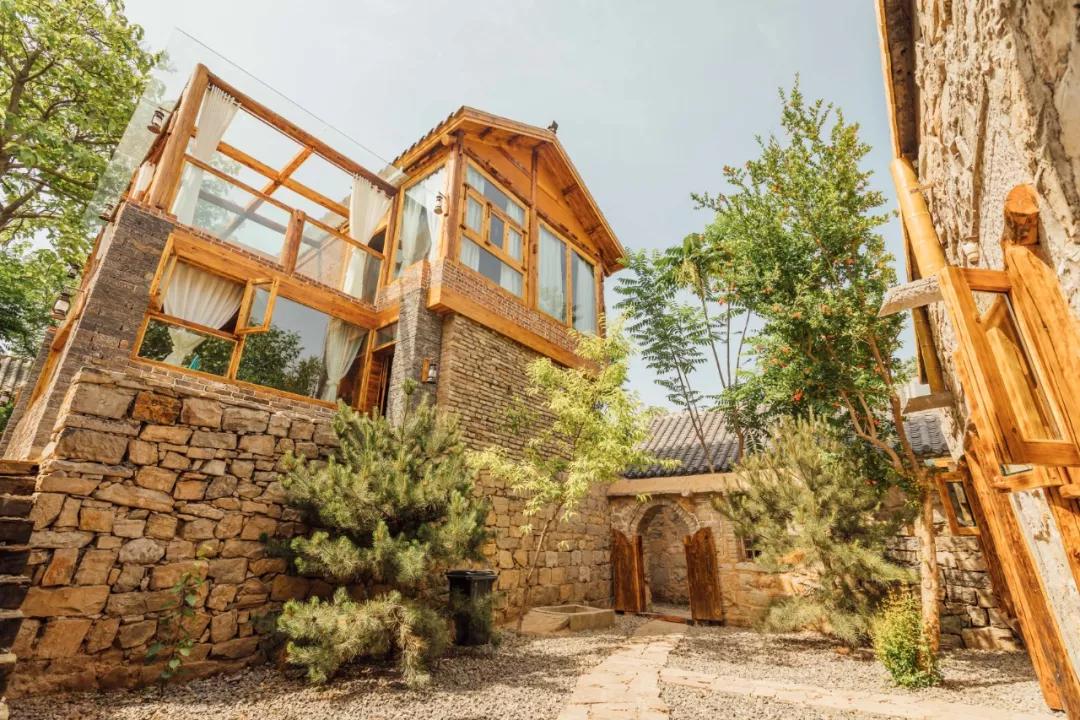 神仙眷侣辞掉高薪工作，爆改废弃山谷，造无边恒温泡池，全景树屋