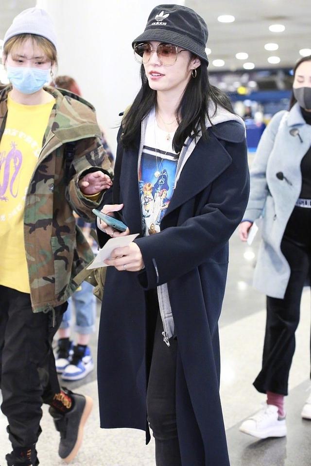 姚晨跟儿子在机场，小土豆呆萌的表情变潮男，这小嘴巴跟妈太像了