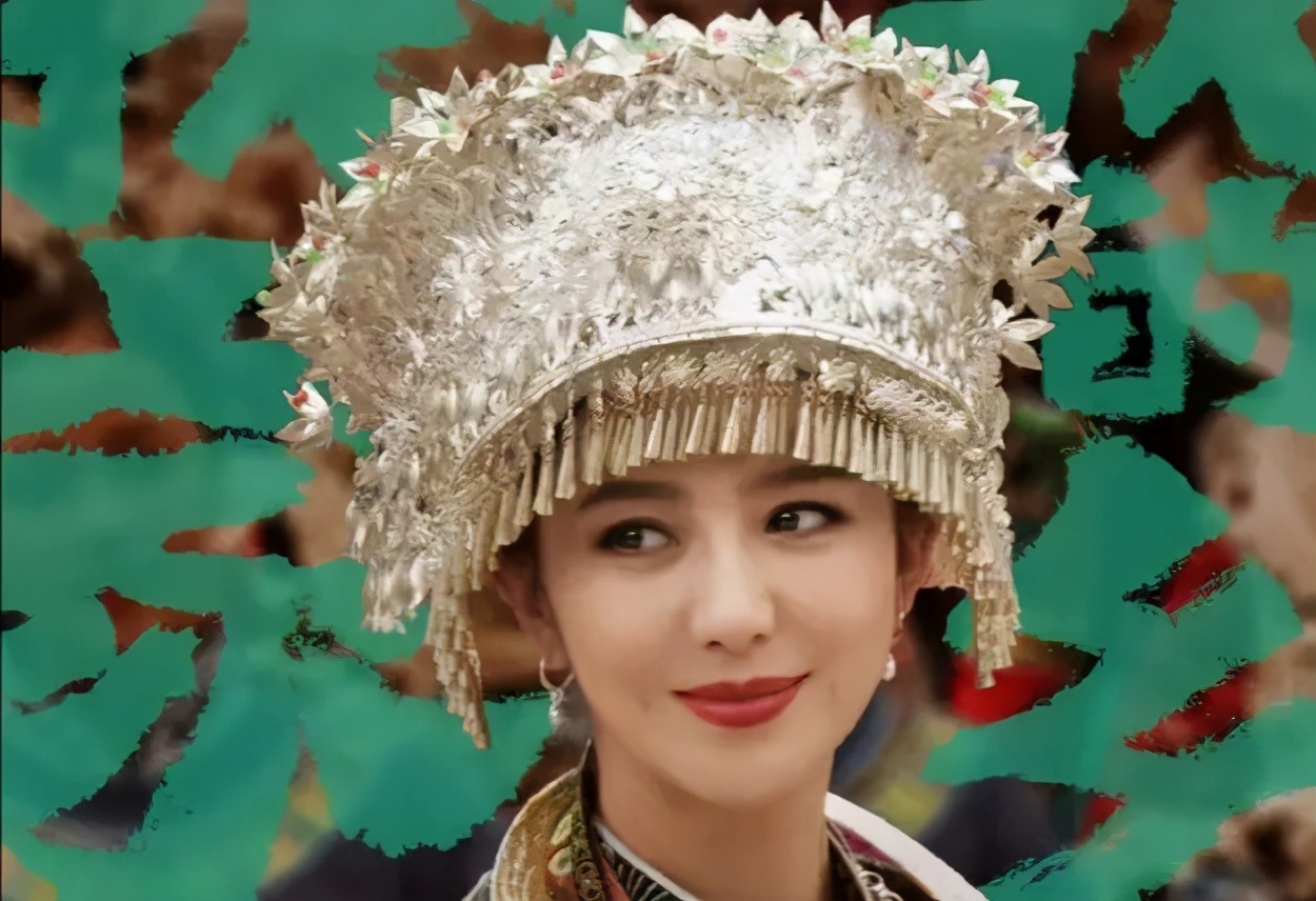 佟丽娅回应牵手神秘男子，澄清却引发惋惜，评论区一反常态