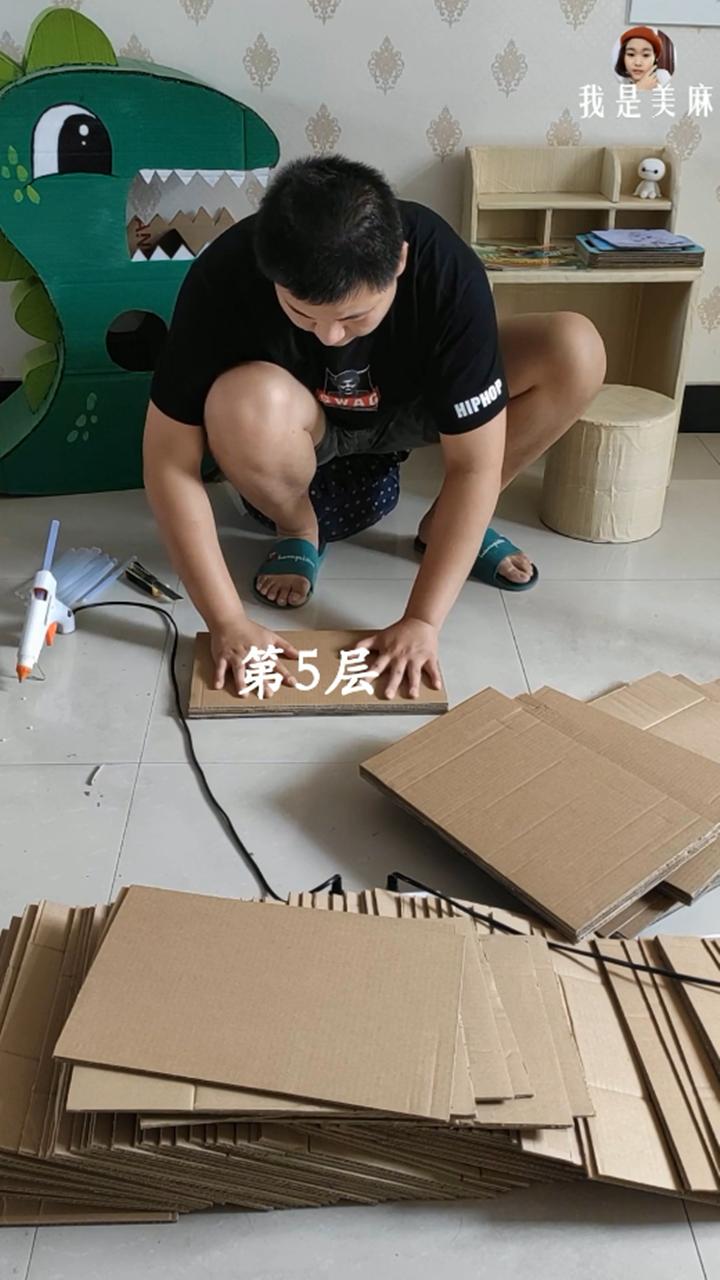 爸爸用50个快递盒做柜子,爸爸用快递箱制作书架