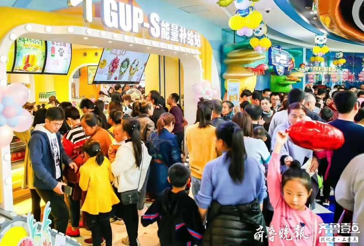 万达广场全年累计客流约830万人次,万达广场开业爆满