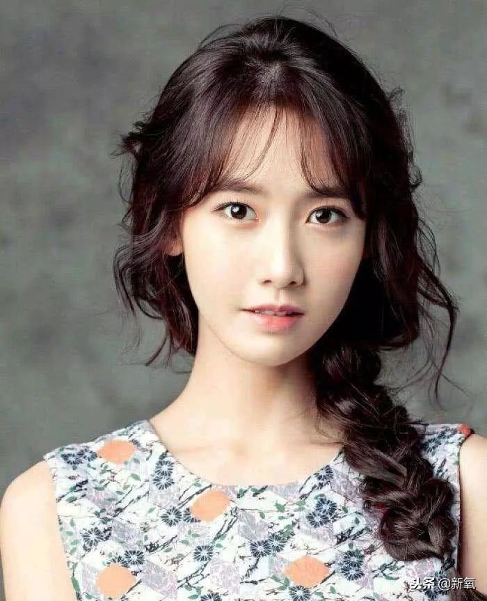 谭松韵蓬松的头,谭松韵摘掉眼镜打扮后惊艳出场