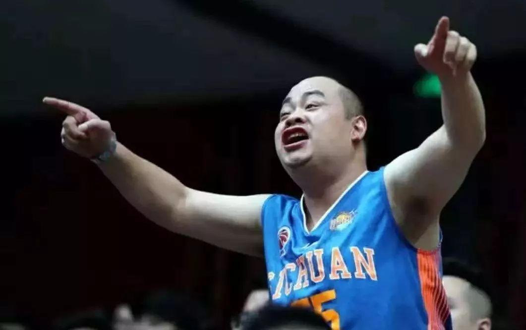 四川球迷故事第01期：我是梦警察王鹏，我爱四川足球更爱她！