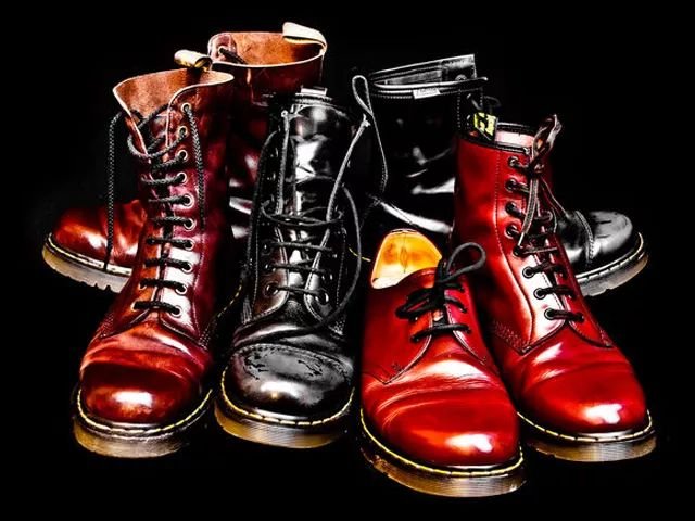 没有鞋带的英伦风马丁靴如何搭配,小个子马丁靴的多种穿搭