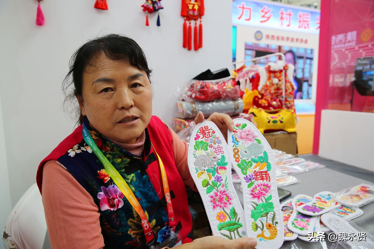 陕北绣娘连续11年赶农高会：一双生肖鞋垫绣一周，卖480元