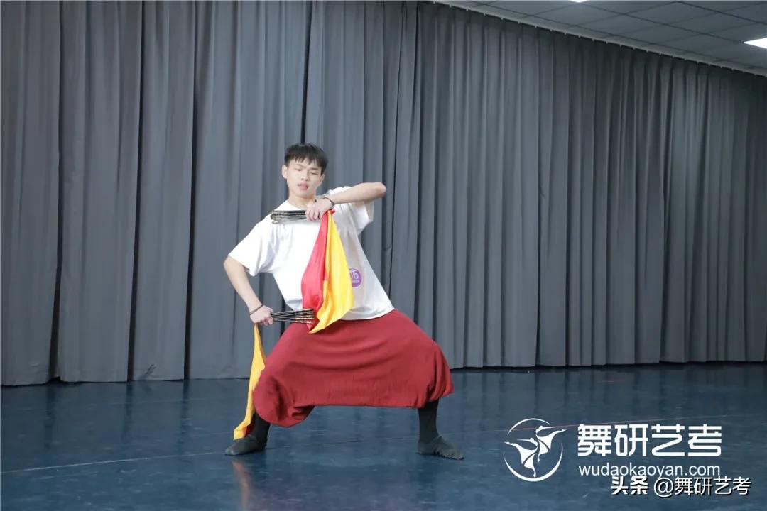 跳舞的时候总感觉自己跳不好,跳舞老是站不稳究竟是什么原因