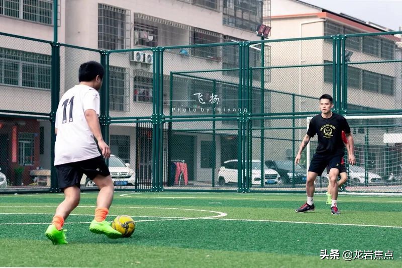 林丹脚踢球,林丹回到球场赢了