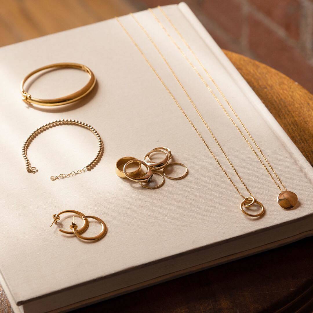 有时候质感就体现在小小的配件上，一件可以陪你穿梭日常的珠宝