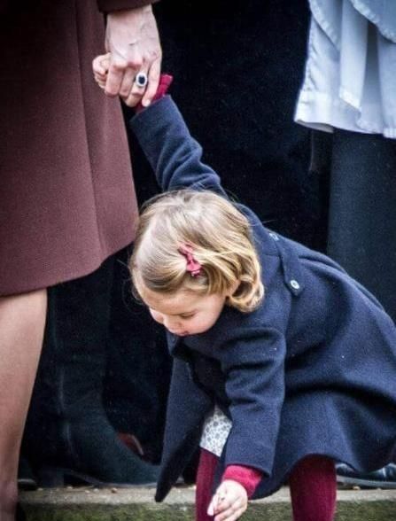 八岁后才能穿长裤，寒冬乔治王子光着小腿冻出鼻涕，小公主乐开花