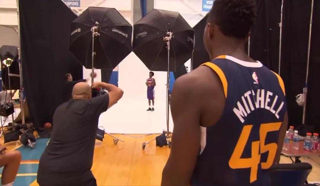 球星卡赚了几百万,一张值10万的球星卡