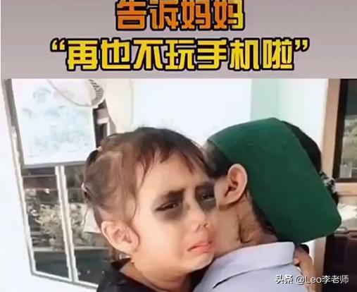 把孩子眼周围涂上眼影,制止孩子看手机给孩子眼睛画眼影