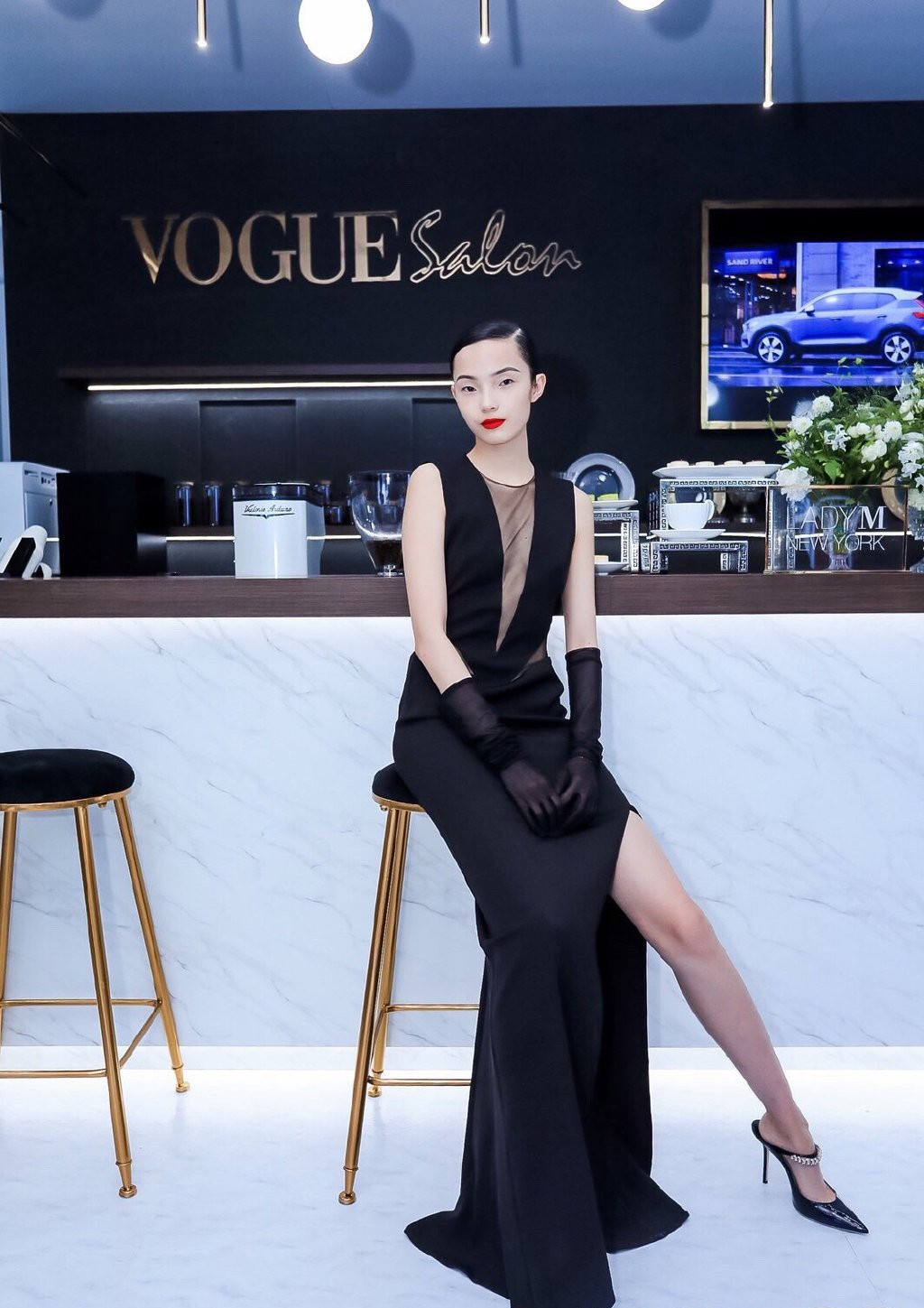 她被国外媒体称为“东方娃娃”，穿运动装出镜，身体线条太完美