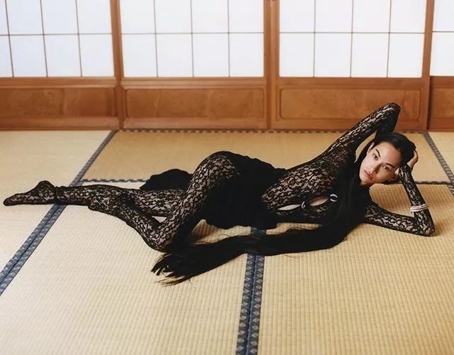 她是「挪威的森林」里的小绿，也是日本顶级女模，却不是日本人