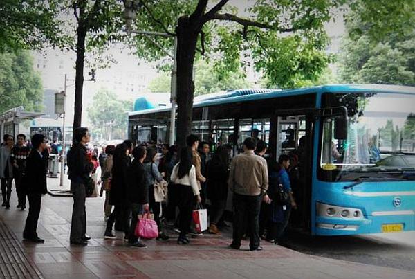 大快人心！男子公交车上公然露*体下**，遭14岁女生锁喉