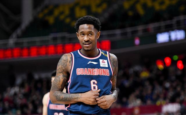 郭艾伦被裁判抱怨,赵睿对郭艾伦的抢断