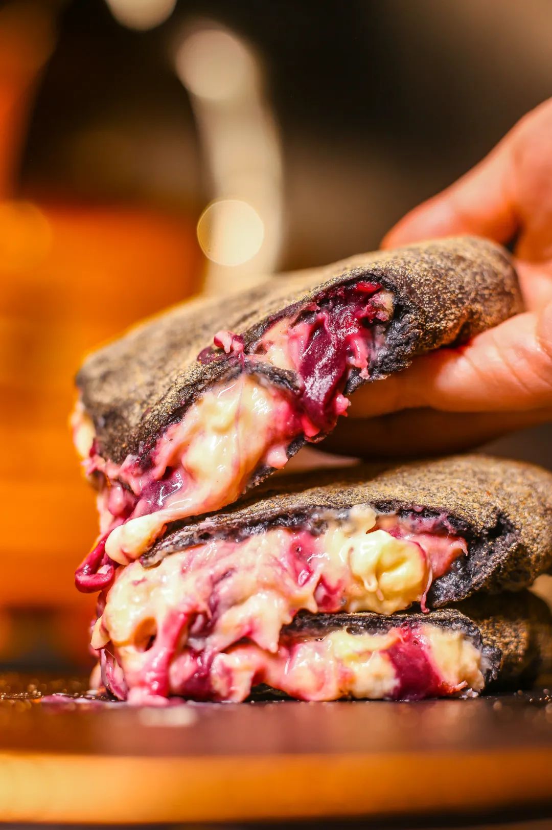 达明路上这家「黑店」,靠着瀑布芝士杀疯了