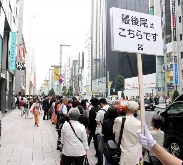 现在，全靠霓虹文具给我带来工作的归属感