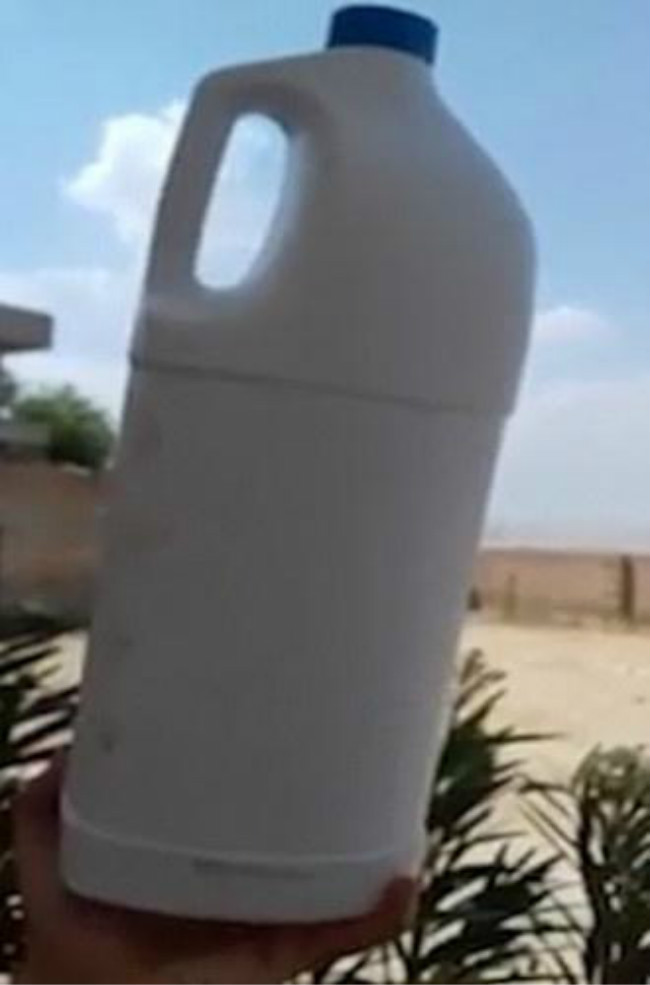 土耳其少女古灵精怪利用牛奶瓶巧拍飞机飞行画面,来学下拍照