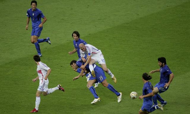 足球场为什么要假摔,足球场上的假摔集锦