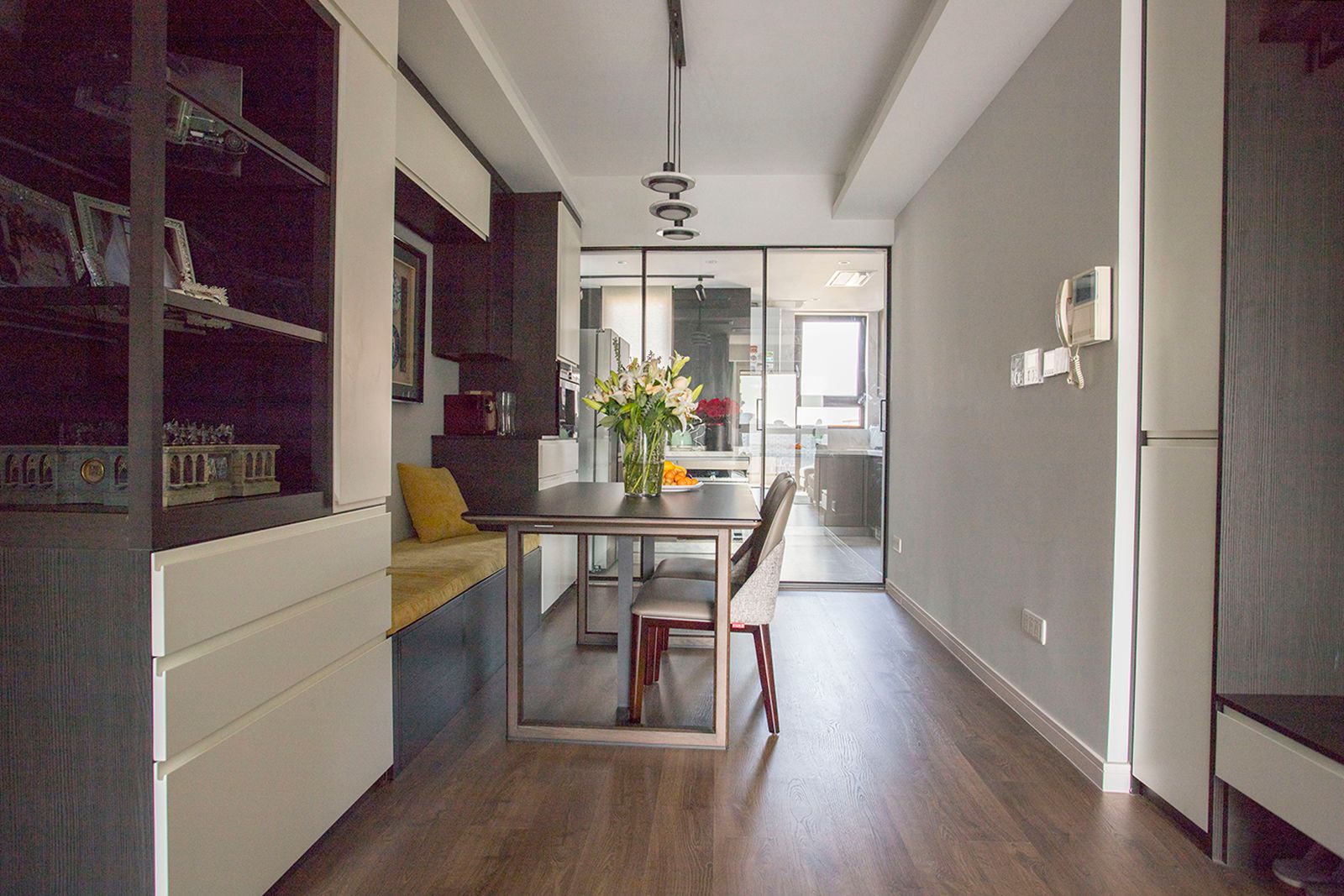 103㎡收纳满分，电动窗帘、上轨道移门和阳台吧台让家一键变高级