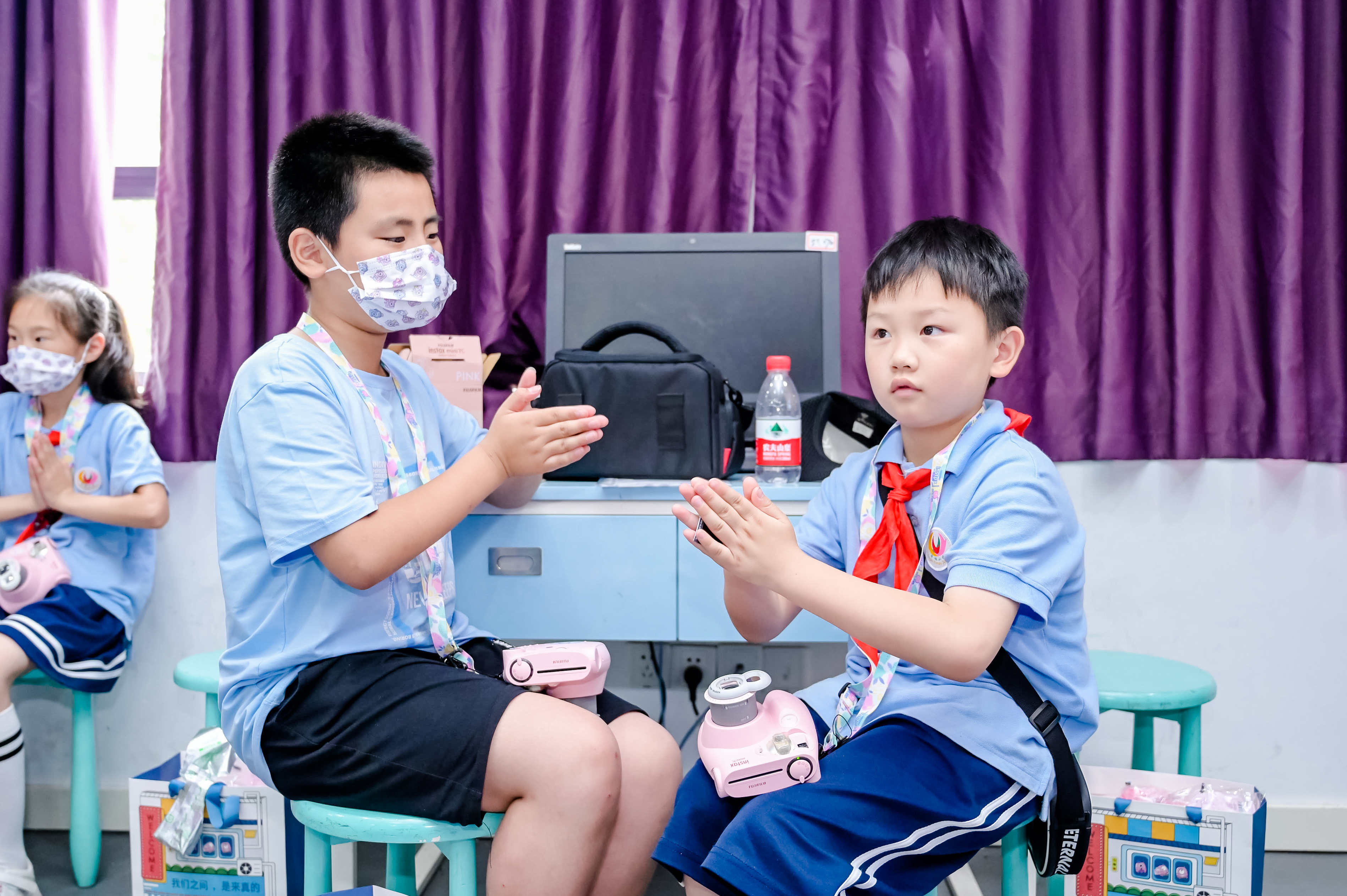 丰富乡镇校园生活拓展摄影爱好富士向金山教育局捐赠拍立得相机