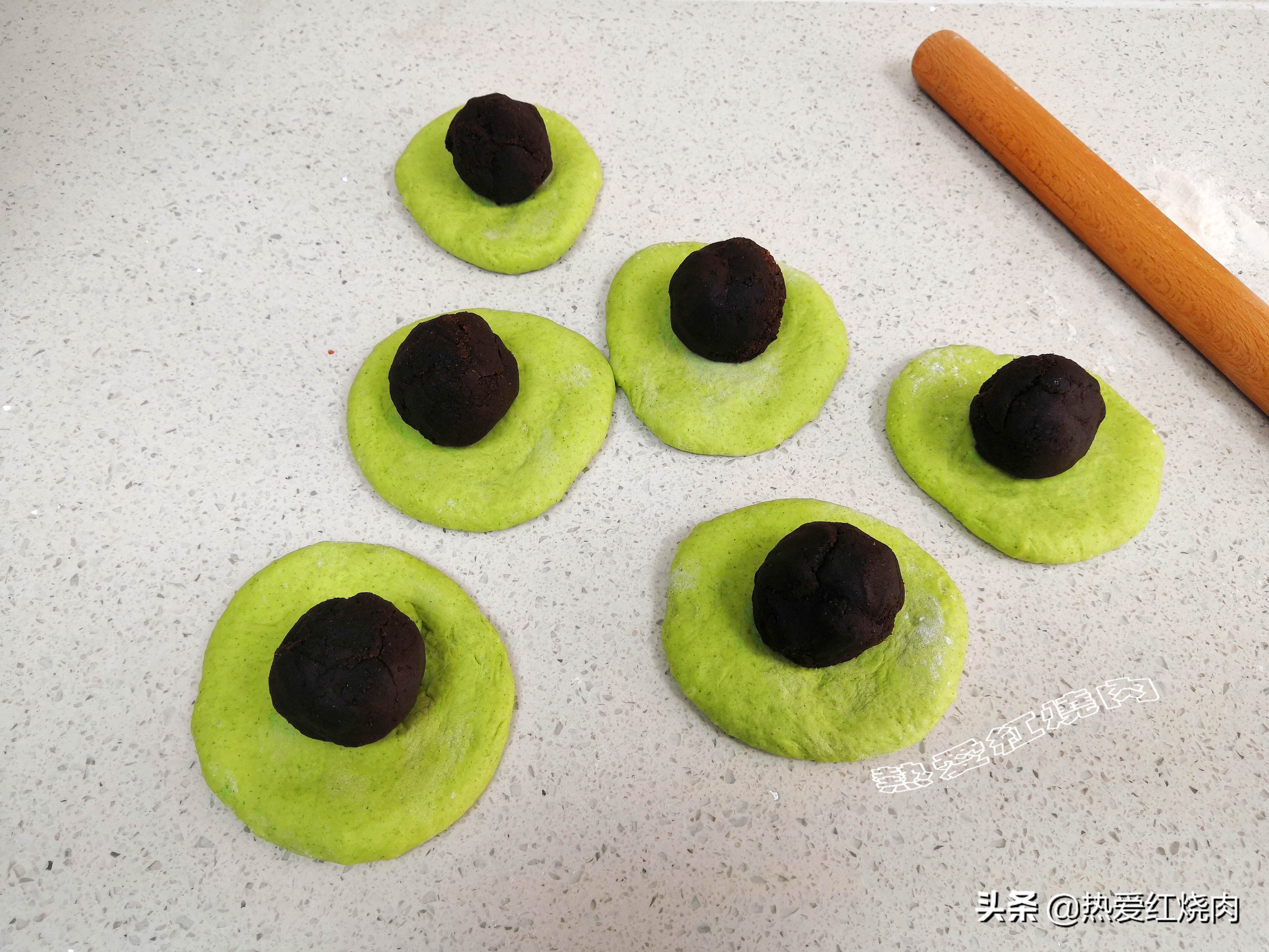 这款面包样式很独特十分松软美味,变色龙夹心面包