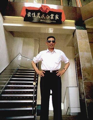 90年代的传奇人物，从村书记到“土皇帝”，坐拥16辆进口奔驰