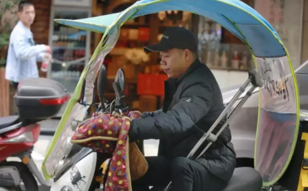 独腿小哥送外卖视频,独腿小哥拄拐坚持送外卖
