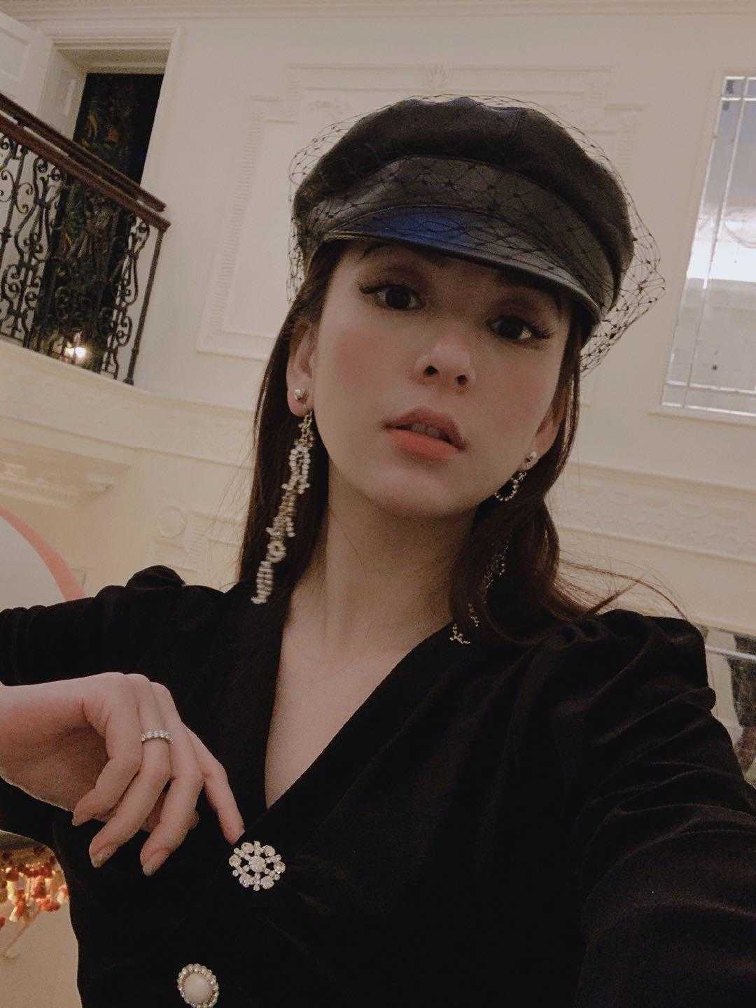 天王嫂方媛晒海边写真,郭富城方媛穿衣搭配