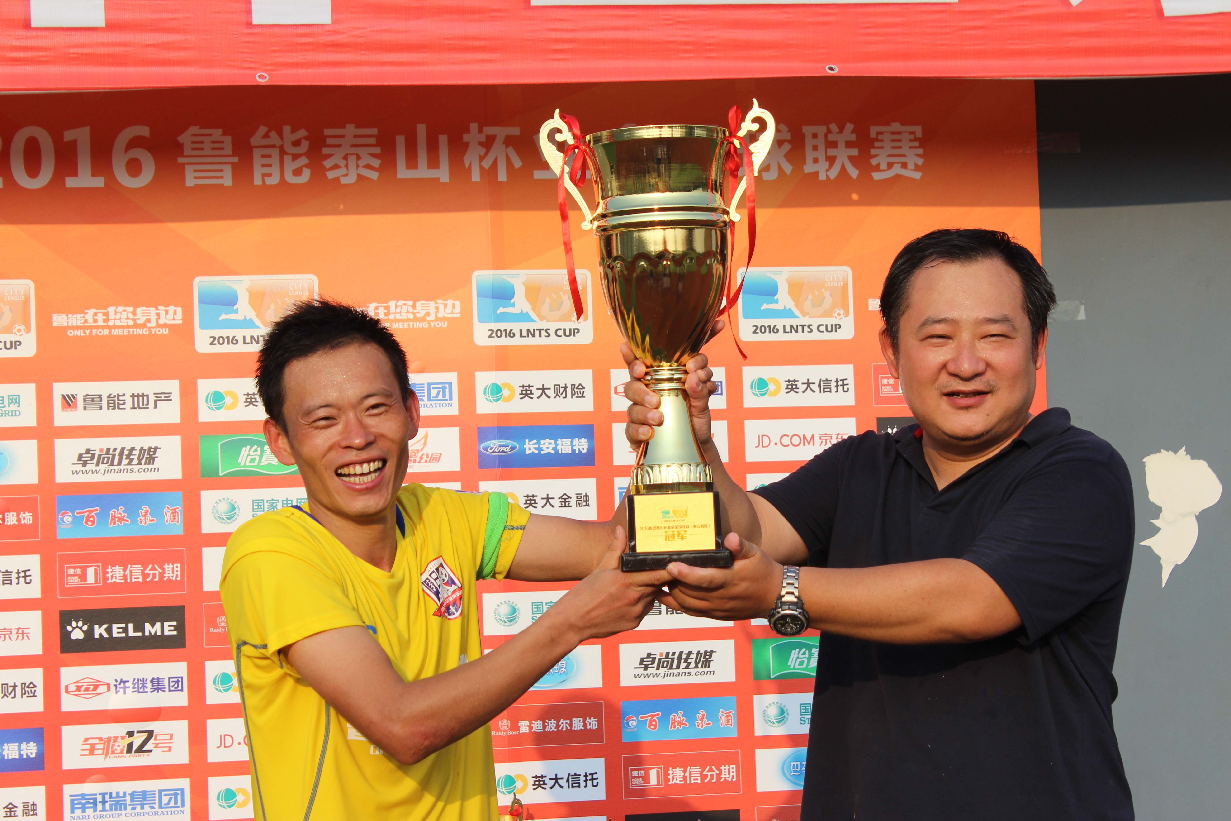 *安泰**假日租车足球队，兄弟们聚在一起，就是要一直踢下去