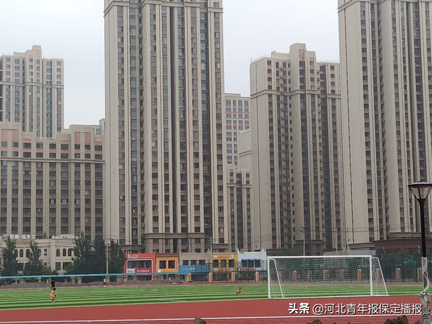 保定一在建学校跑道上现裂口，建设单位回应