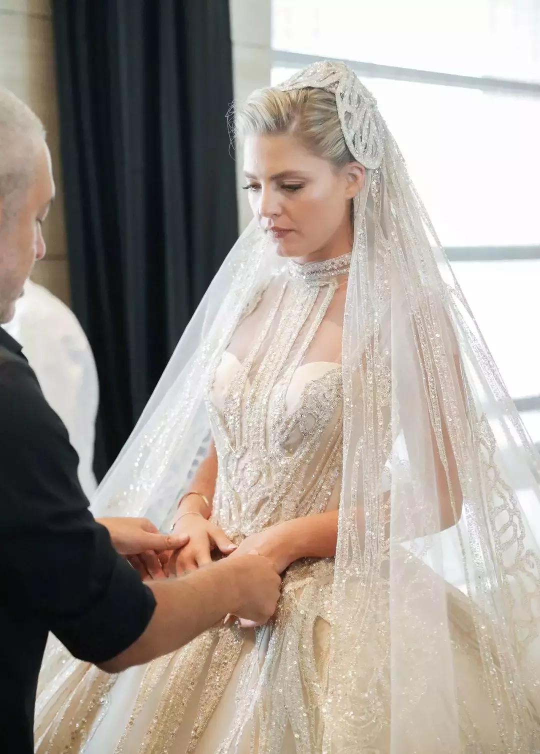 15万颗施华洛世奇水晶,eliesaab婚纱