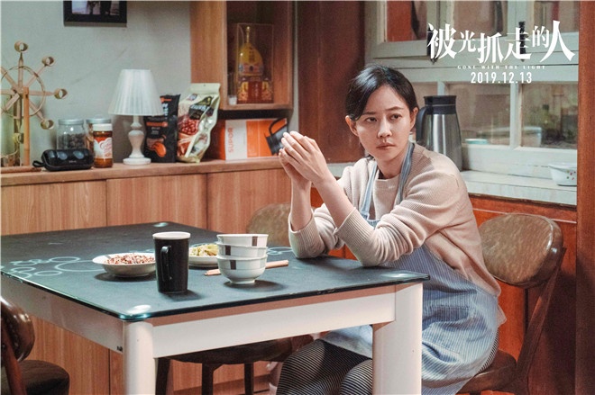 《被光抓走的人》｜中年婚姻=平庸虚伪+出轨谎言+偏执自私？