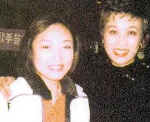 她23岁一曲成名，提携杨坤红过那英，两次被情所伤，39岁跳楼自杀