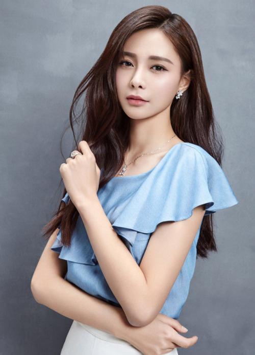 沈梦辰穿皮裤唱芒种完整视频,沈梦辰穿短皮裤和高筒靴鞋