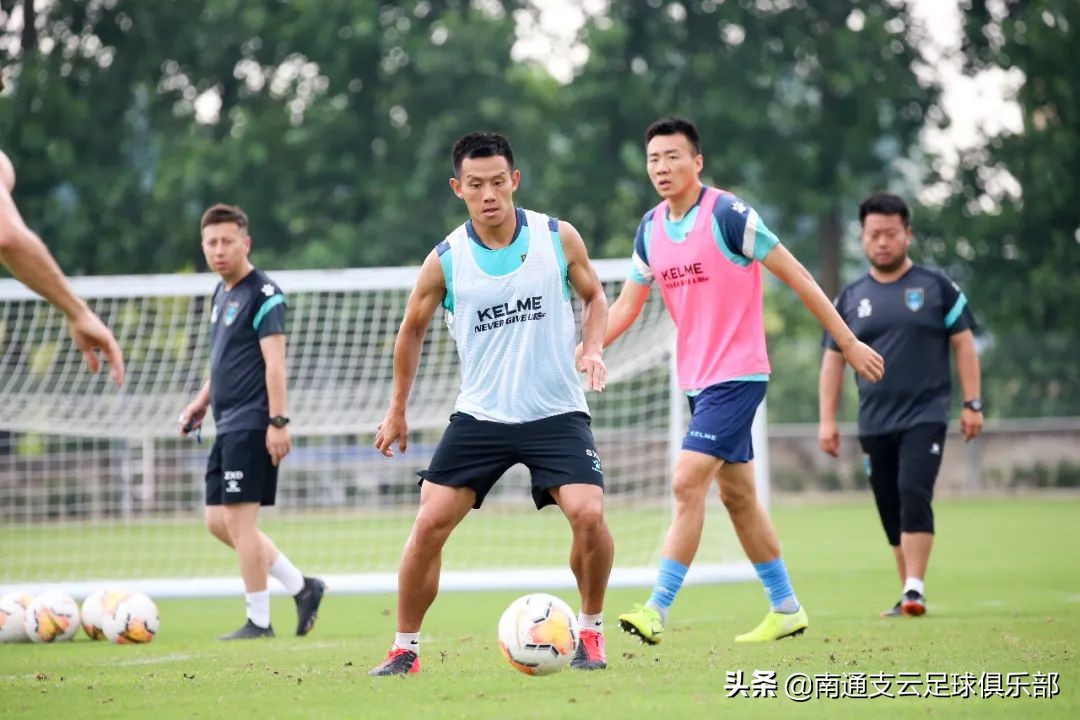 云动态|*男猛**戏水，狼兵泳池放松训练，快来围观