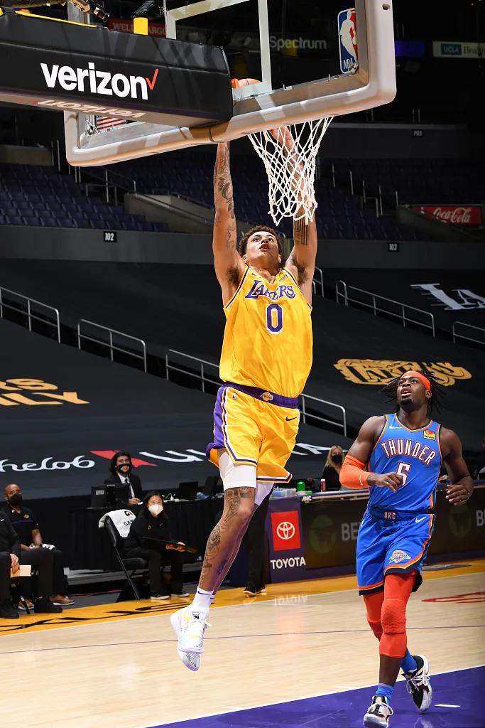 詹姆斯绝杀灰熊超远三分,詹姆斯绝杀鹈鹕超远三分