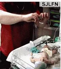 爸爸带娃搞笑名场面看一遍笑一遍,高龄宝爸用背带带娃的搞笑视频