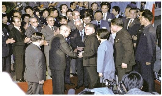 1981年*小平邓**会见金庸,世界上有几种社会主义?金庸:不能一概而论