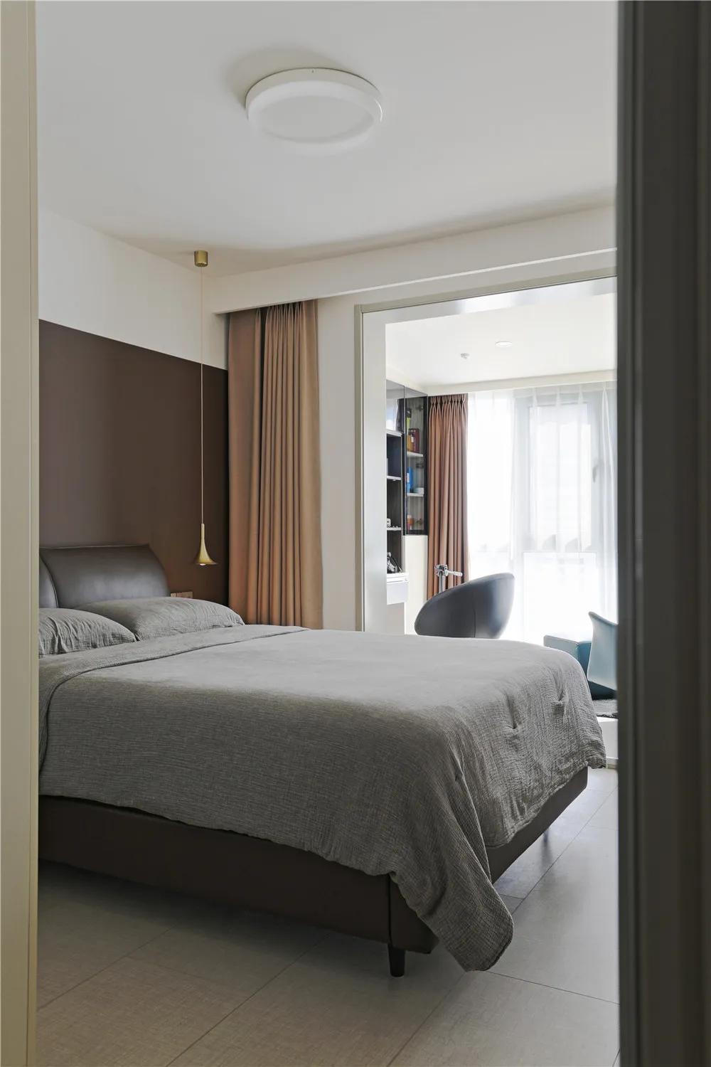 带阳台的卧室就这样装真的别犹豫,带阳台的卧室窗帘怎么装实用好看