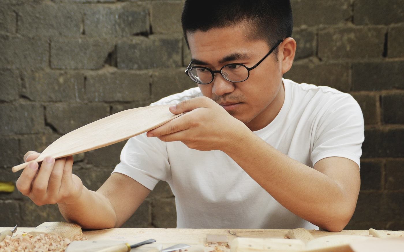 妻子怀孕，去庙里还愿却一去不回，20年后家里来两个人丈夫傻了